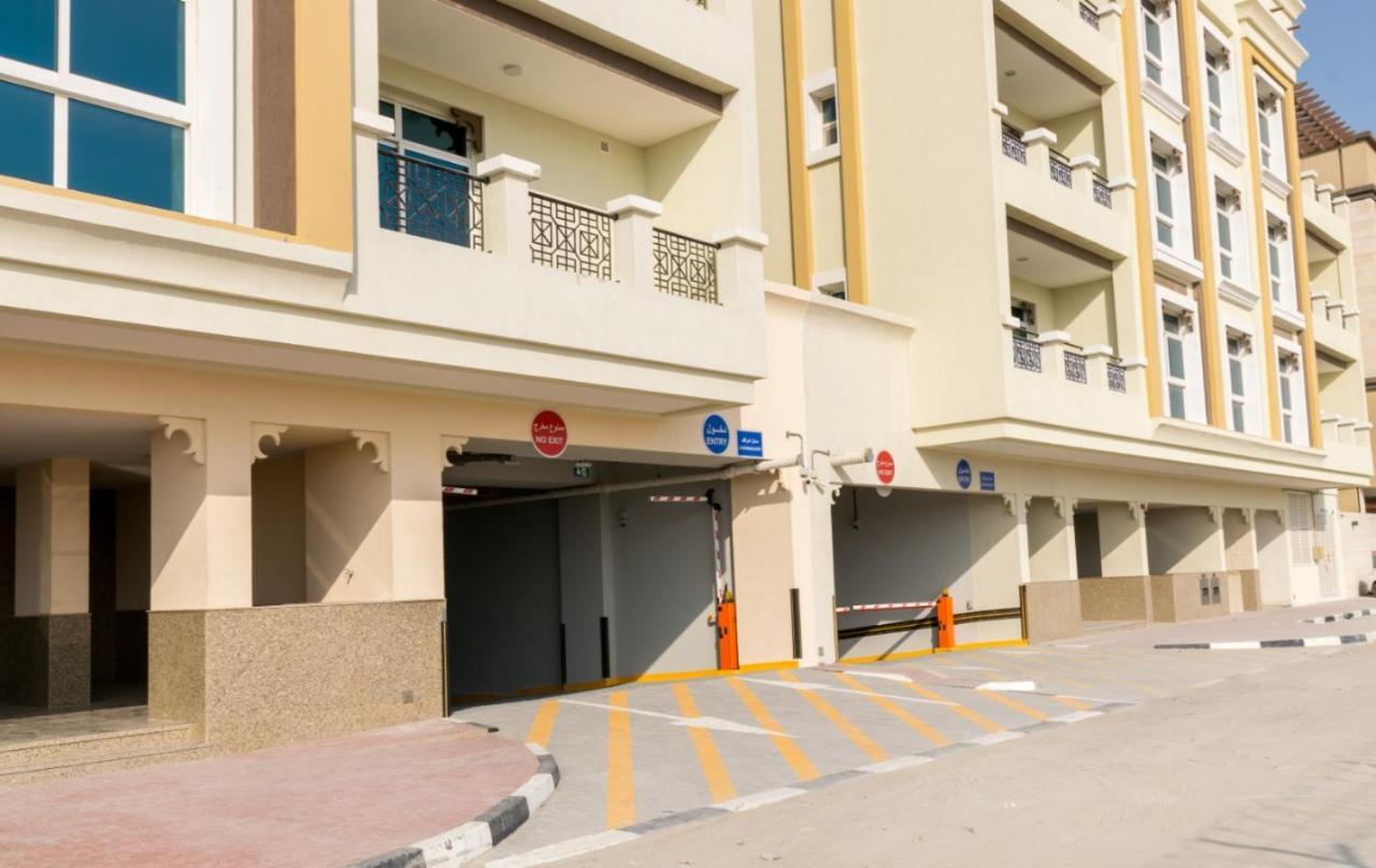 Cozy Rooms And Small Partitions For Men Guests In Dubái Exterior foto