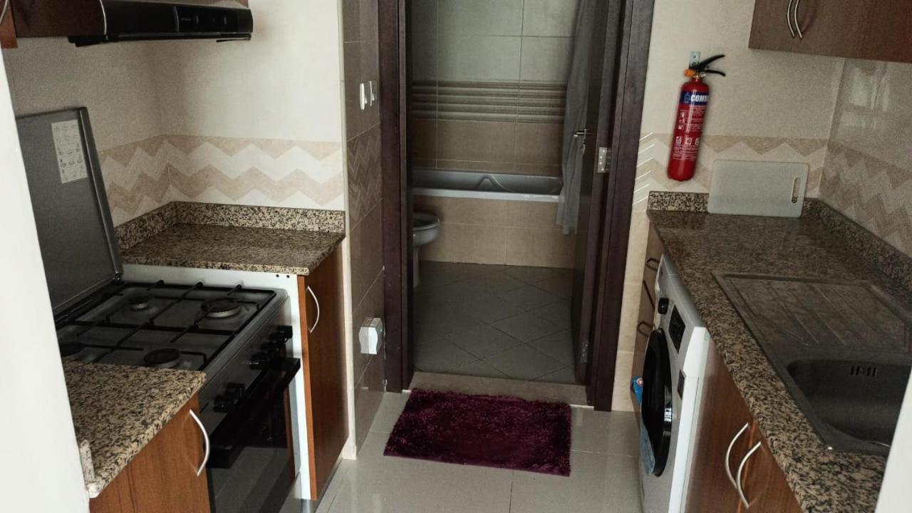 Cozy Rooms And Small Partitions For Men Guests In Dubái Exterior foto
