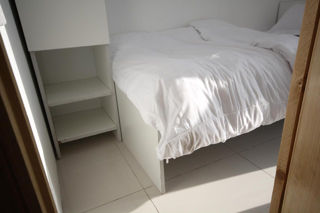 Cozy Rooms And Small Partitions For Men Guests In Dubái Exterior foto