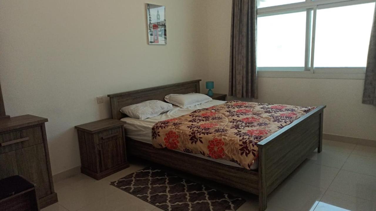 Cozy Rooms And Small Partitions For Men Guests In Dubái Exterior foto