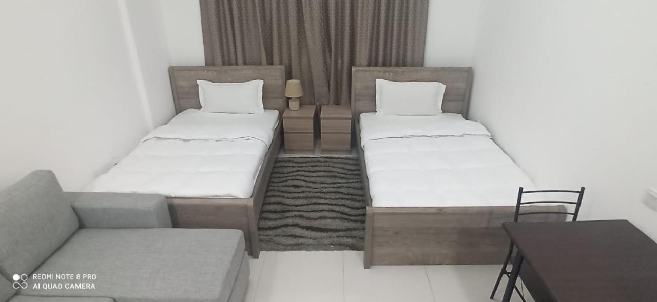Cozy Rooms And Small Partitions For Men Guests In Dubái Exterior foto