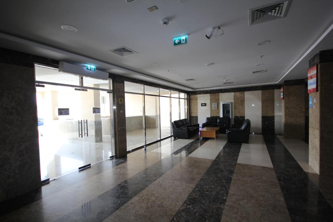 Cozy Rooms And Small Partitions For Men Guests In Dubái Exterior foto