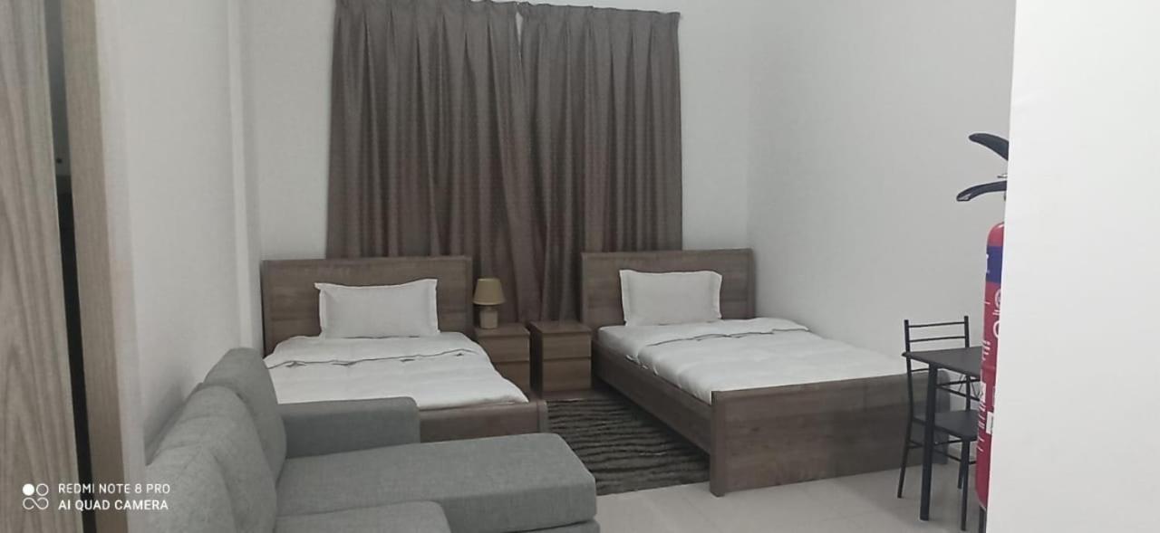 Cozy Rooms And Small Partitions For Men Guests In Dubái Exterior foto