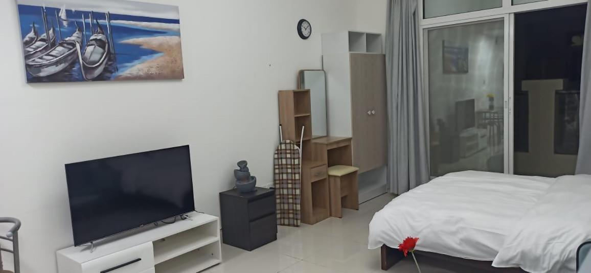 Cozy Rooms And Small Partitions For Men Guests In Dubái Exterior foto
