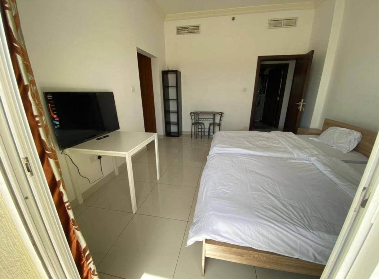 Cozy Rooms And Small Partitions For Men Guests In Dubái Exterior foto