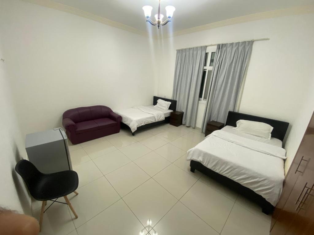 Cozy Rooms And Small Partitions For Men Guests In Dubái Exterior foto