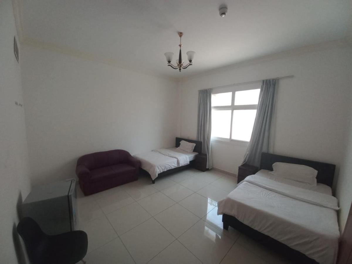 Cozy Rooms And Small Partitions For Men Guests In Dubái Exterior foto
