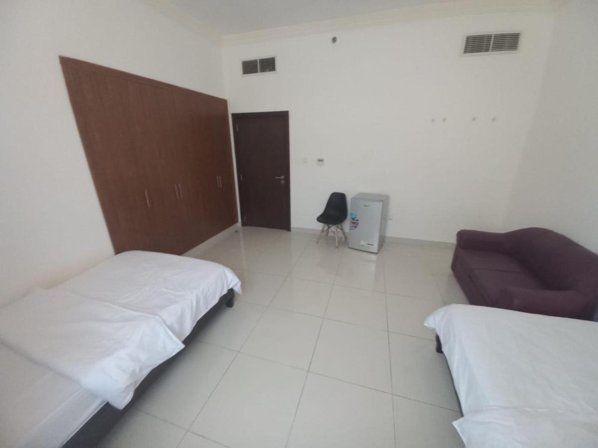 Cozy Rooms And Small Partitions For Men Guests In Dubái Exterior foto