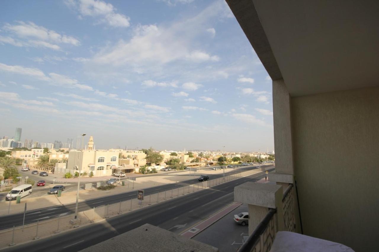 Cozy Rooms And Small Partitions For Men Guests In Dubái Exterior foto