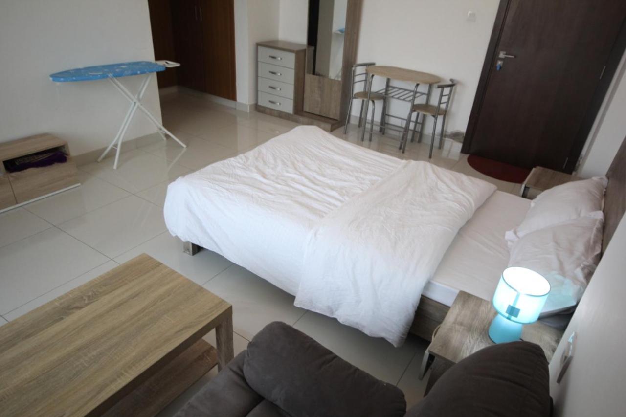 Cozy Rooms And Small Partitions For Men Guests In Dubái Exterior foto