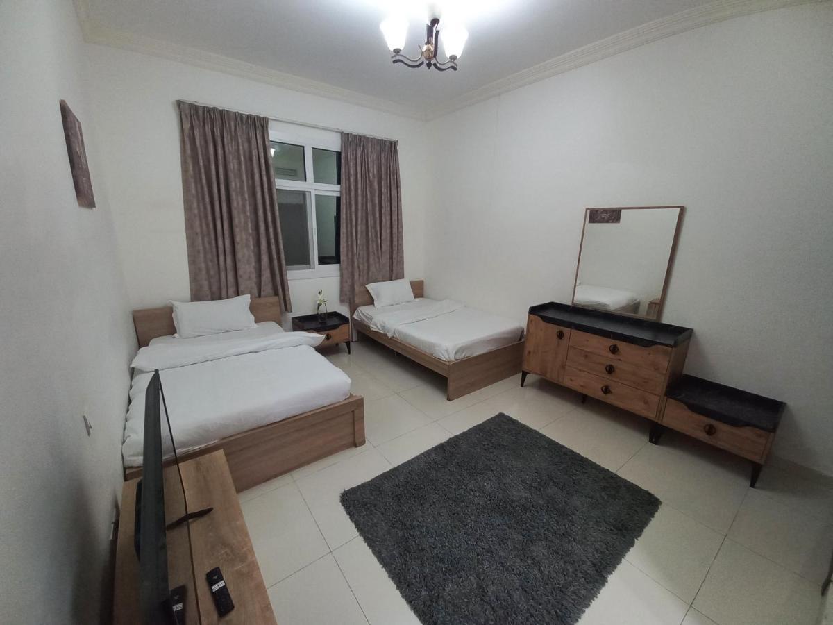 Cozy Rooms And Small Partitions For Men Guests In Dubái Exterior foto