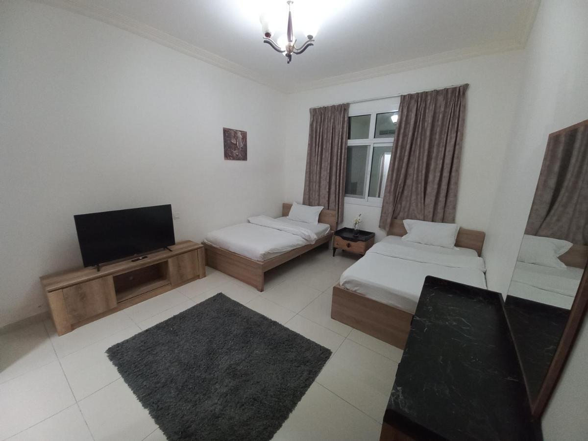 Cozy Rooms And Small Partitions For Men Guests In Dubái Exterior foto