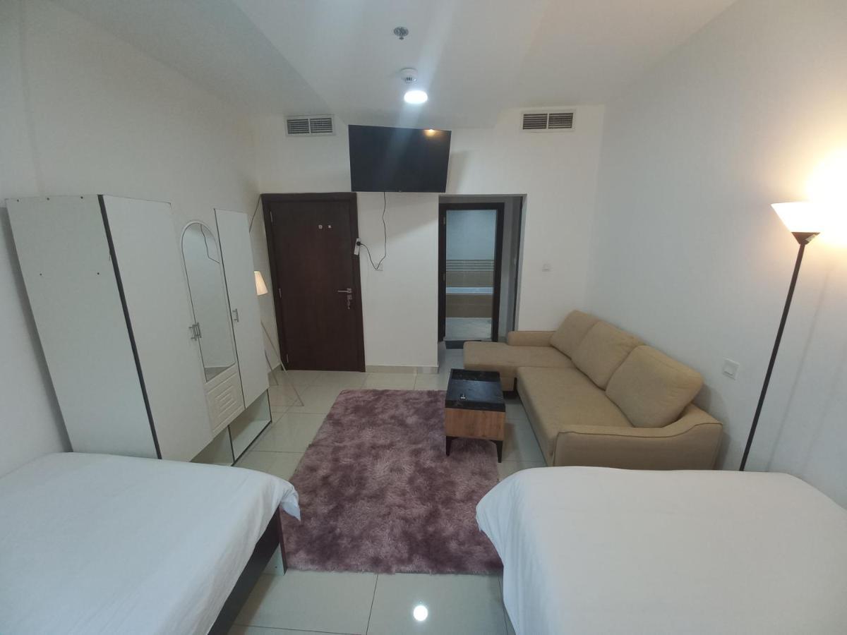 Cozy Rooms And Small Partitions For Men Guests In Dubái Exterior foto