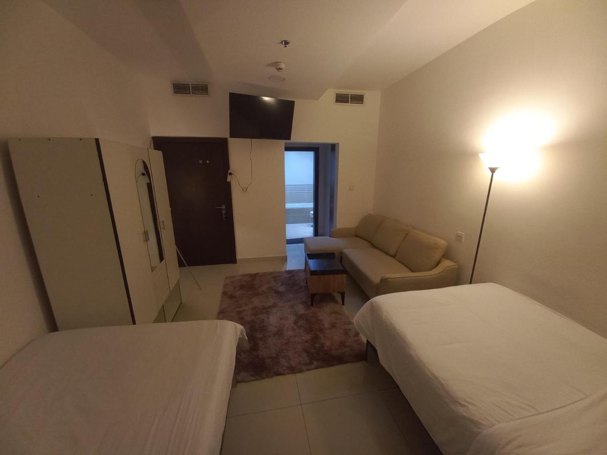 Cozy Rooms And Small Partitions For Men Guests In Dubái Exterior foto