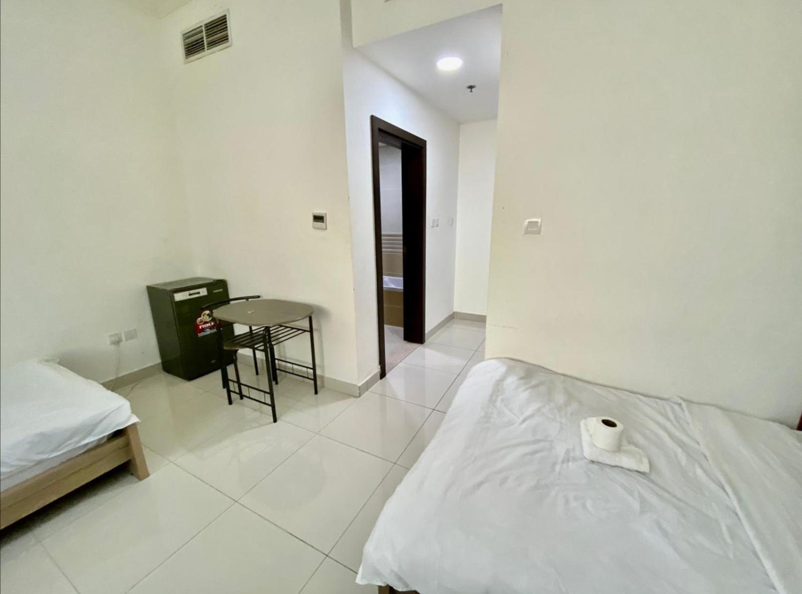 Cozy Rooms And Small Partitions For Men Guests In Dubái Exterior foto