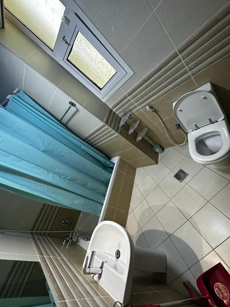 Cozy Rooms And Small Partitions For Men Guests In Dubái Exterior foto