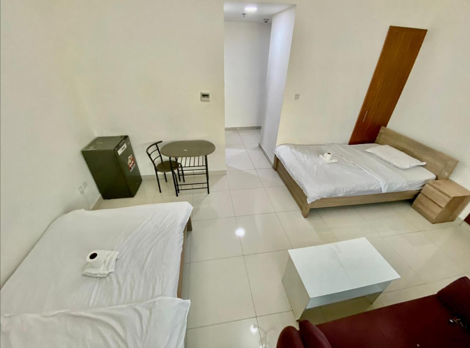 Cozy Rooms And Small Partitions For Men Guests In Dubái Exterior foto
