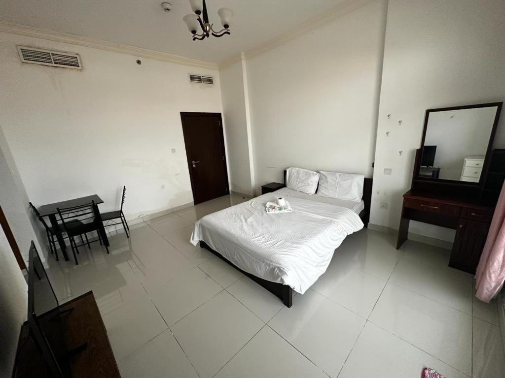 Cozy Rooms And Small Partitions For Men Guests In Dubái Exterior foto