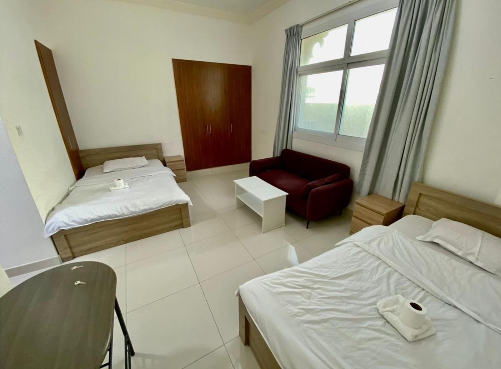 Cozy Rooms And Small Partitions For Men Guests In Dubái Exterior foto